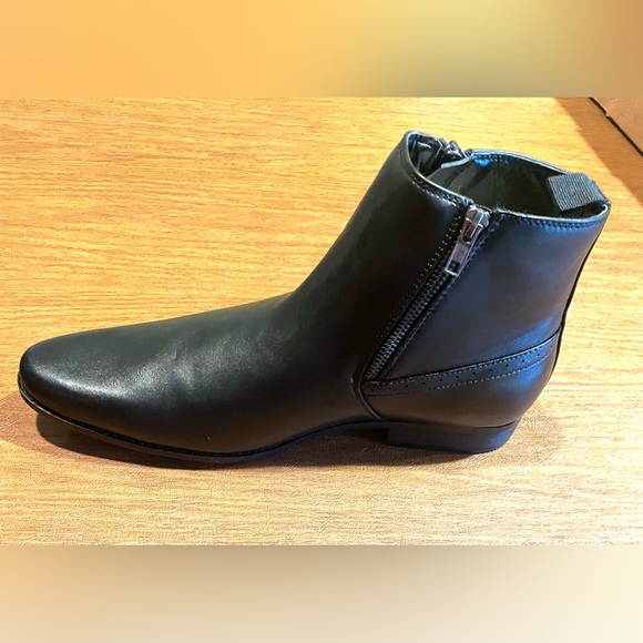 ASOS DESIGN chelsea boots in black faux leather with zips - Picture 2 of 5